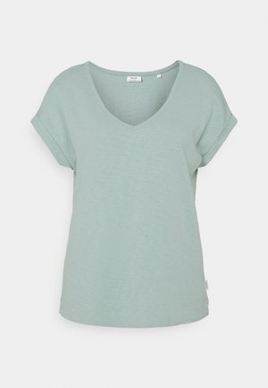 T-shirt casual manches courtes vert clair avec col en V et revers roulés, présenté sur un fond blanc uni.