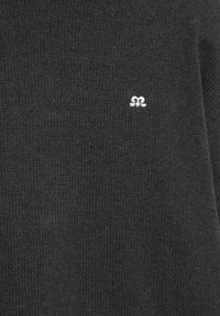 Mørkegråt strikket stof med en lille, hvid broderet logo med to spejlvendte krøller nær midten mod højre.