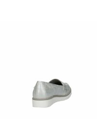 Scarpa slip-on in metallo argento con punta rotonda, superiore testurizzato e suola in gomma bianca. Presenta cuciture minimali e un design snello.