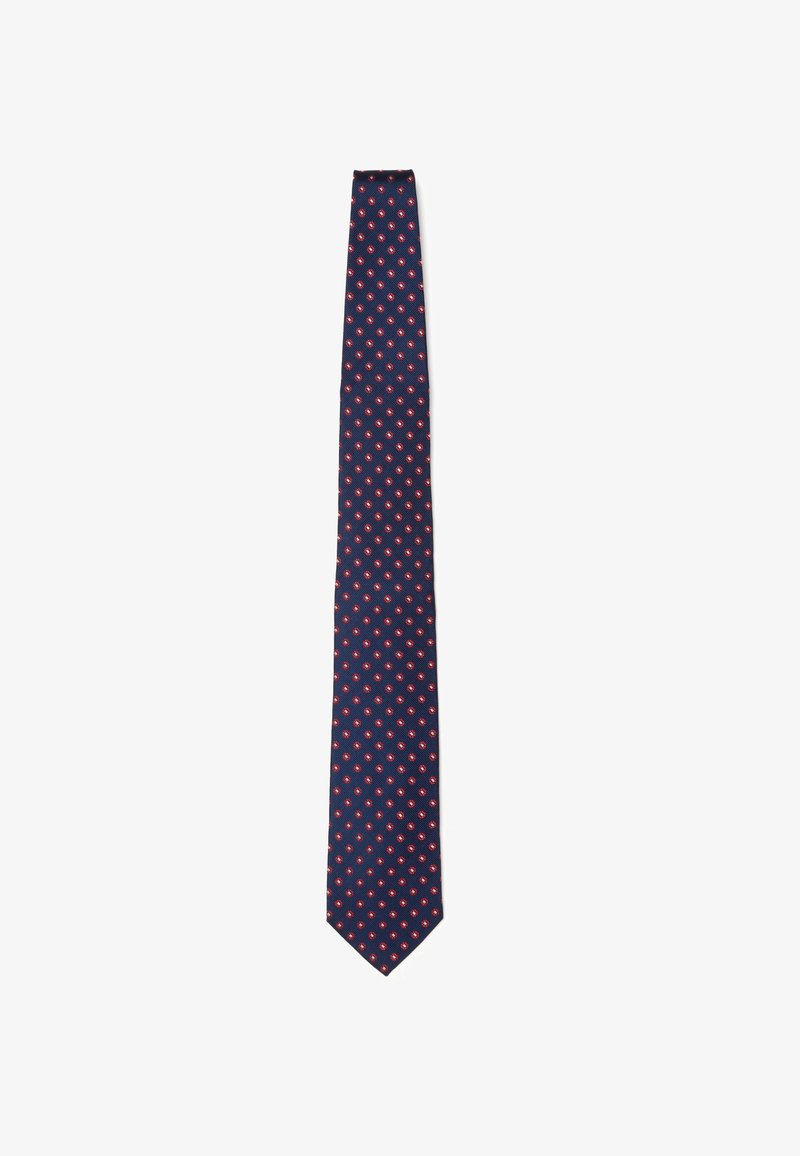 Marineblauwe stropdas met een herhalend rood sterrenpatroon, gemaakt van soepele stof met een slanke vorm en een puntige punt.