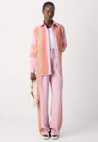 Heathe REMILEKUN TROUSERS - Nohavice - purple/multicolour