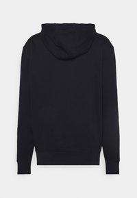 Svart huvtröja med en ensfärgad, mjuk textur, långa ärmar och ribbade mudd- och fållkanter. Bakvy, inga ytterligare detaljer.