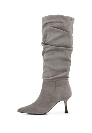 Bota gris de ante hasta la rodilla con diseño holgado, puntera puntiaguda y tacón fino de altura media sobre fondo blanco.