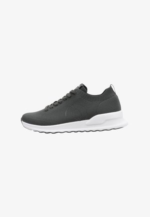 Graue gestrickte Sneakers mit einer strukturierten Oberseite, runder Zehenpartie und weißer Gummisohle. Mit einem Zugschlaufe an der Rückseite und Schnürdesign.