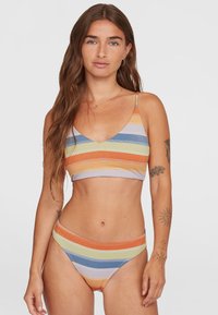 Gestreept bikini-set met een v-hals bralette en een lage taille bikini broek, in pastelkleuren zoals paars, oranje en groen.