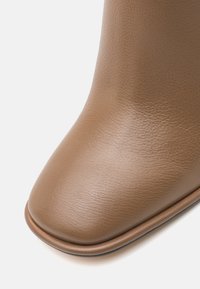 MICHAEL Michael Kors KELSEA BOOTIE - Bottines à talons hauts - driftwood