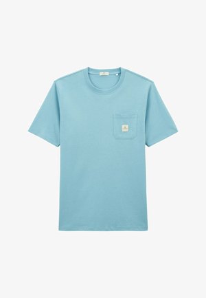 T-shirt en coton bleu clair à manches courtes, col rond, avec une petite poche poitrine ornée d'une étiquette. Texture lisse et unie.