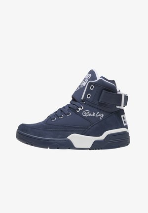 Tmavě modrá vysoká teniska s bílou podrážkou, šněrováním vpředu, popruhem na kotníku a bílým podpisem „Patrick Ewing“ na boku a jazyku.