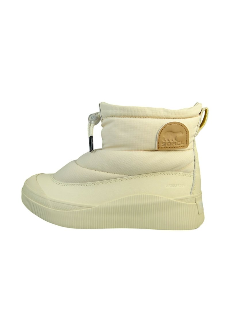 Cremfarbene wasserfeste Knöchelstiefel mit gepolstertem Schaft und einer strukturierten Gummisohle. Verfügen über einen Kordelzugverschluss und ein braunes Logo-Detail.