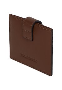 Καφέ δερμάτινο πορτοφόλι με λεία υφή, ορθογώνιο σχήμα και κλείσιμο με λουρί. Διαθέτει ανάγλυφο λογότυπο μπροστά.
