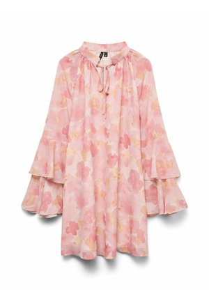 Lyserød blomsterprintet langærmet kjole med flæsekant ved ærmerne og bånd ved den høje hals, let og flydende stof med blødt pastelfarvet mønster.