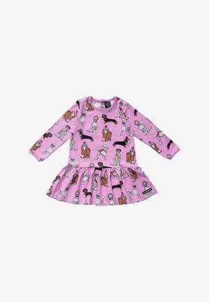 Różowa sukienka na długi rękaw dla małego dziecka z marszczoną spódnicą, ozdobiona kolorowymi wzorami z kreskówkowymi psami, w tym pudlami, jamnikami i dalmatyńczykami.