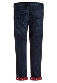 Tmavě modré džíny rovného střihu s dvěma zadními kapsami a ohrnutými manžetami v burgundské barvě s bílými vzory srdcí.