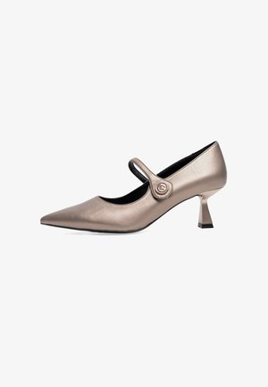 Escarpin Mary Jane en cuir bronze avec un bout pointu, une bride réglable et un talon géométrique. Texture lisse et finition brillante.