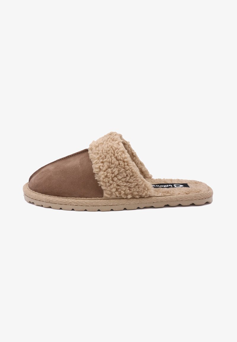 Chausson marron avec une tige en fausse fourrure beige douce, un large revers, une semelle texturée et un détail en corde le long du bord.