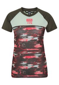 Tričko s krátkým rukávem, zelenou horní částí, červeno-černým abstraktním vzorem a perforovanou texturou. Na hrudi se nachází výrazné červené logo.