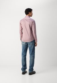 Lindbergh PLAIN - Button down-skjorte - lavender