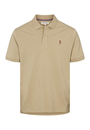 Beżowa koszulka polo wykonana z bawełny, z trzema guzikami na plisce, krótkimi rękawami oraz małym logo wyszywanym na piersi.