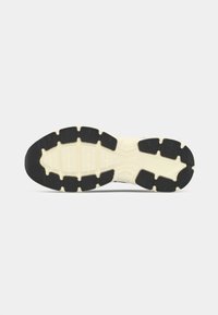 Σόλα παπουτσιού με ασπρόμαυρο πέλμα, σχεδιασμένη για πρόσφυση και ευελιξία, εμφανίζεται σε απλό λευκό φόντο.