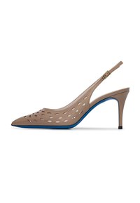 Tacchi slinger beige con design a taglio, punta affusolata, suola blu e una sottile cinghia alla caviglia con dettaglio di fibbia dorata.