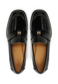 Mocassins en cuir verni noir avec un bout carré, un bandeau en cuir surélevé et un accent logo doré. L'intérieur est en cuir beige.