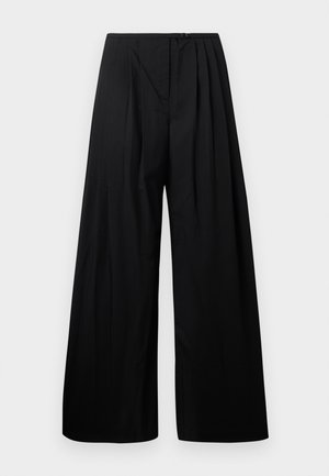 Schwarze weite Hose mit hoher Taille, versehen mit vertikalen Falten und einem Knopfverschluss. Glatte Textur, minimalistisches Design.