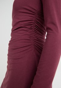Abercrombie & Fitch PALOMA MINI DRESS - Rochie din jerseu - windsor wine