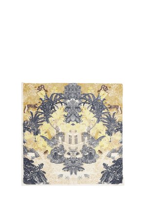 Tessuto quadrato ornato con fogliame giungla simmetrico, palme e leopardi che circondano un motivo centrale di edificio classico in toni giallo smorzato e grigio.