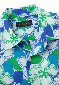 Camisa de estampado floral en azul, verde y blanco, con collar clásico, mangas cortas y botones. Fabricada con tejido ligero.