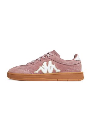 Niskie sneakersy z wierzchem zamszowym w kolorze pyłowego różu, białym logo z dwoma siedzącymi postaciami, białą zakładką na pięcie i jasnobrązową gumową podeszwą.