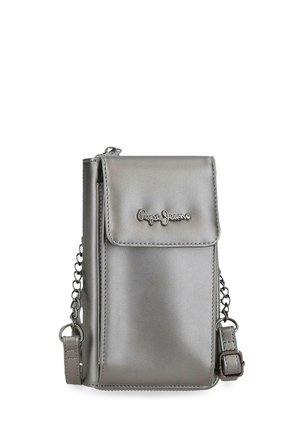Bolso bandolera pequeño plateado con solapa frontal, cadena metálica como correa y logo de "Pepe Jeans" en la solapa.