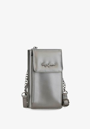 Bolso bandolera pequeño plateado con solapa frontal, cadena metálica como correa y logo de "Pepe Jeans" en la solapa.