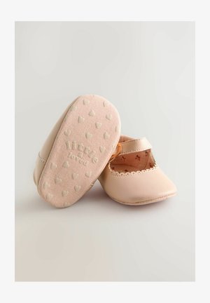 Lichtroze babyschoenen met een ronde neus en golvende randen, voorzien van een hartjespatroon op de zool en een zijsband.