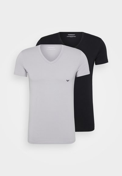 Zwei V-Ausschnitt T-Shirts in Hellgrau und Schwarz. Hergestellt aus weicher Baumwolle, mit kurzen Ärmeln und einem kleinen Logo auf dem grauen Shirt.