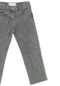 Jeans in denim grigio con linee verticali di brillanti strass, design a cinque tasche e chiusura a bottone, con una vestibilità dritta.