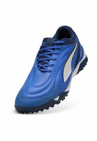 Zils sporta apavu modelis ar gludu ādas virsu, sieta akcentiem un teksturētu gumijas zoli. Iekļauts balts un zeltīts sānu logos.