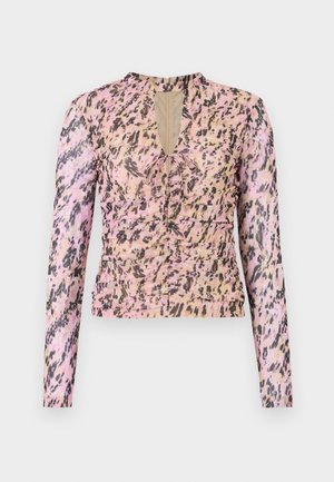 Camisa de mangas longas em rosa e bege com estampa de leopardo. Apresenta um decote em forma de gota, laterais franzidas e um design ajustado. Feita de tecido suave.
