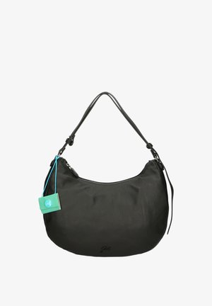 Sac à épaule en cuir noir avec une forme courbée, fermeture éclair et sangle réglable. Présente une étiquette turquoise et un détail de logo embossé.