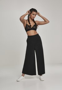 Urban Classics Liemenėlė su trikampio formos kaušeliais - black