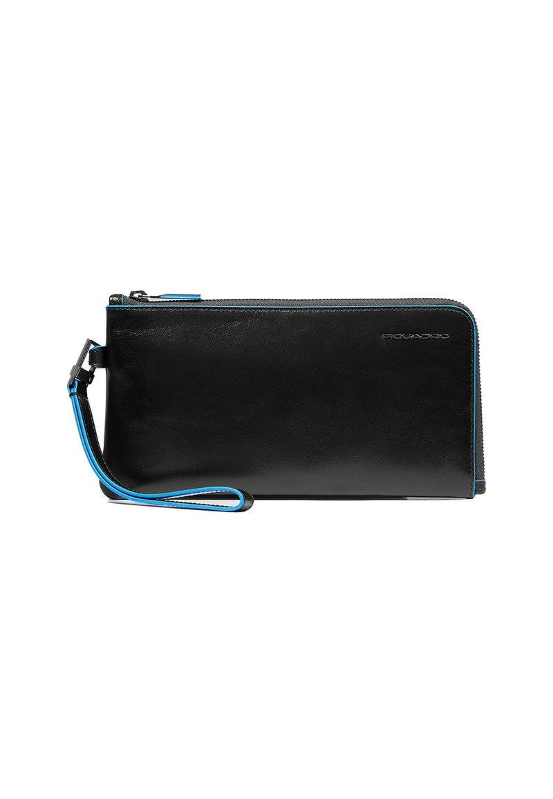 Cartera de cuero negro con cierre de cremallera, costuras en tono azul y una correa para la muñeca. Presenta una textura suave y un diseño minimalista.