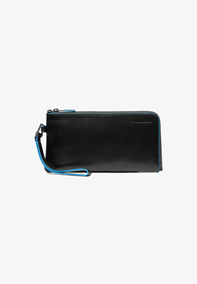 Cartera de cuero negro con cierre de cremallera, costuras en tono azul y una correa para la muñeca. Presenta una textura suave y un diseño minimalista.