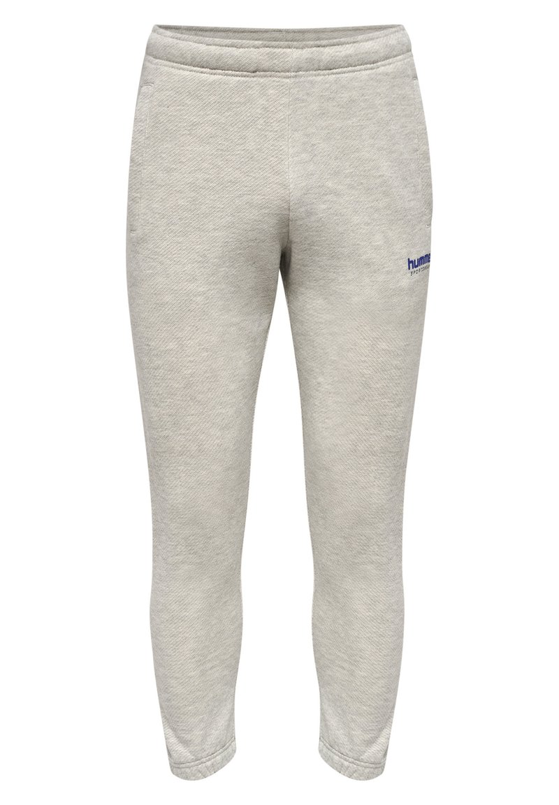 Helle graue Sweatpants aus strukturiertem Stoff mit einem tapered Design, elastischem Bund und einem kleinen blauen Logo an der Seite.