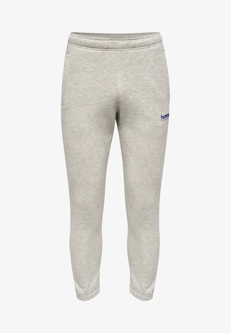 Lichtgrijze sweatpants van textuurstof, met een taps toelopend ontwerp, een elastische tailleband en een klein blauw logo aan de zijkant.