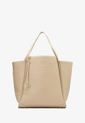 Borsa a mano in pelle beige con finitura testurizzata, dotata di due manici e un dettaglio a charm in tono oro. Design semplice con apertura superiore.