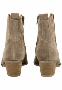 Stivaletti in suede marrone con punta arrotondata, zip laterale e tacco impilato, caratterizzati da una texture liscia e sottili dettagli di cucitura.