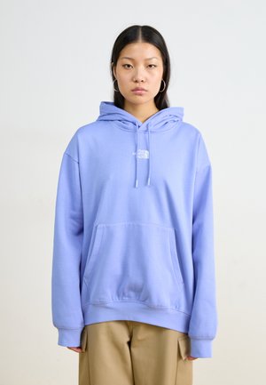 Hellblau-lila Kapuzenpullover mit einer Tasche auf der Vorderseite, Kordelzugkapuze und einem kleinen weißen Logo auf der Brust. Weicher Stoff und entspannte Passform.
