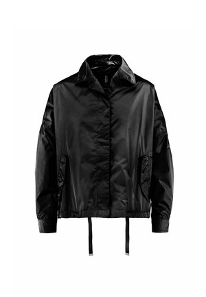 Czarna lekka kurtka z kołnierzem, długimi rękawami, przednimi kieszeniami i regulowanymi ściągaczami u dołu.