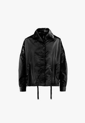 Czarna lekka kurtka z kołnierzem, długimi rękawami, przednimi kieszeniami i regulowanymi ściągaczami u dołu.