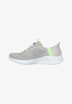 Grijze sportieve schoenen gemaakt van ademend gaas, met een witte zool en een neon groene accent bij de hiel, voorzien van een gestructureerde achterkant.