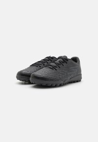 Schwarze Sportschuhe verfügen über ein strukturiertes Obermaterial mit einem Reptilledermuster, runden Schnürsenkeln und einer Gummisohle mit multidirektionalem Grip.